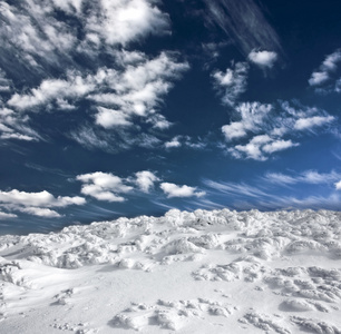 冬季景观与雪盖山和蓝蓝的天空