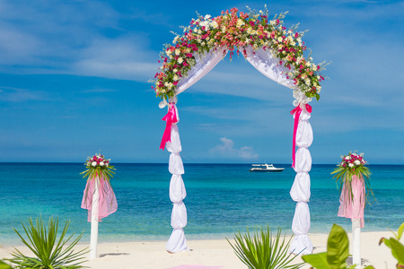 婚礼拱，小屋，饰以佛罗里达州的热带海滩上的凉亭