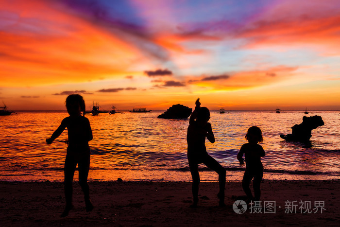 夕阳的海面背景三个孩子剪影