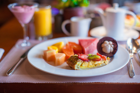 健康的早餐多汁的水果和黑咖啡