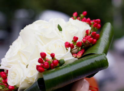 美丽的白色婚礼花束