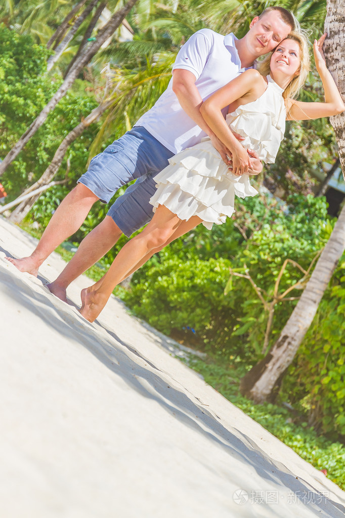 爱对年轻情侣在户外举行婚礼仪式的热带岛屿上