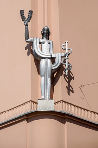 一个女人在克拉科夫现代雕塑图片