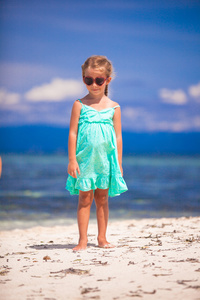 小小快乐的女孩享受海滩度假的肖像