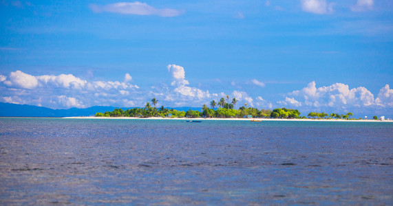 无人居住的热带岛屿，在菲律宾在辽阔的海洋