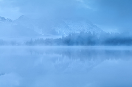 反映在浓雾中湖山