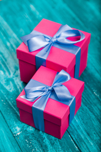 粉红色的礼品盒上蓝色木