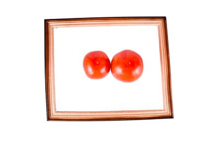在一个木框的红番茄