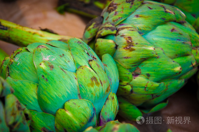 对新鲜绿色洋蓟在市场上，有机蔬菜背景特写