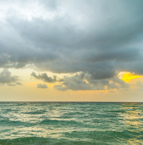 海浪在迈阿密 witzh 多云的天空