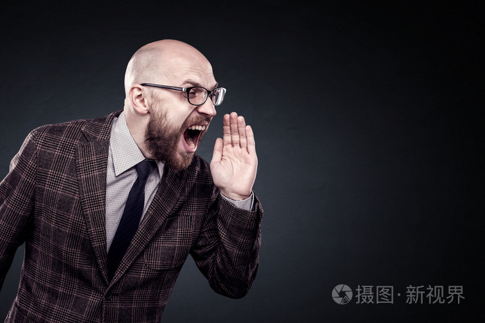 一个人留着胡子胡子喊叫