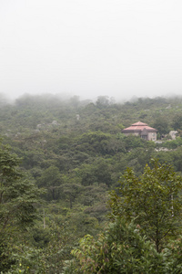 在山坡上的建筑