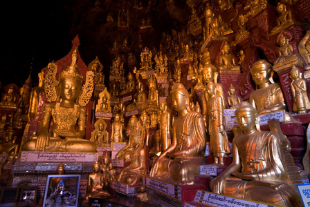 缅甸平达亚的圣佛洞。