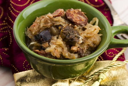 传统的波兰酸菜 bigos 与蘑菇和李子