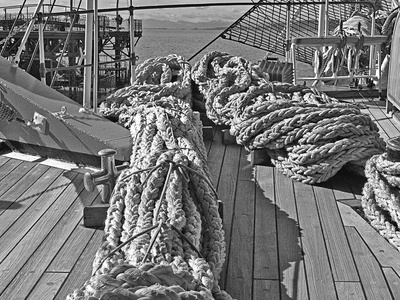 绳索紧固在帆船的甲板上