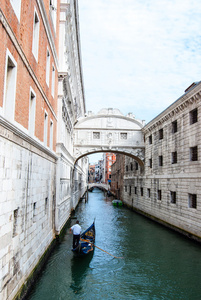 在意大利威尼斯的叹息桥经过力拓德宫和连接到旧监狱和审讯室在圣马可皇宫内的新监狱