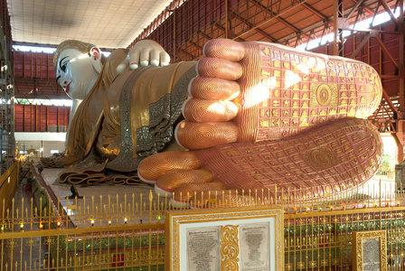 在缅甸的卧佛的足迹的描述图片