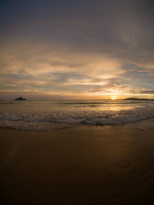 在海滩上的热带落日。南湾。甲米