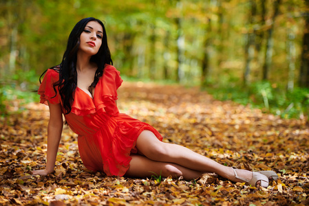 在森林里的红裙子的女人