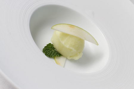 苹果果汁冰糕在白色的菜