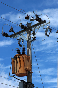 科塔卡奇广州电线杆上的变压器照片