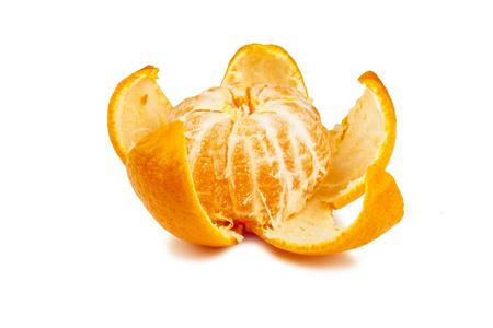 剥了皮的橘红色或孤立的白色背景上的普通话水果