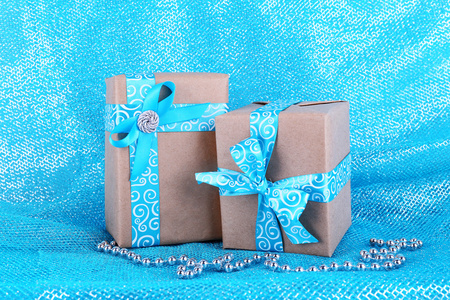 礼品盒用蓝丝带装饰
