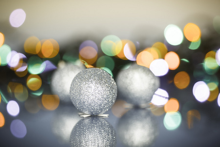圣诞树上的装饰品和球