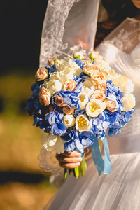 手拿的婚礼花束的新娘的照片