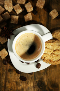 杯浓咖啡和美味的饼干