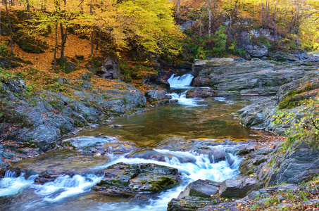 如诗如画的秋景 relaxat 河上的瀑布