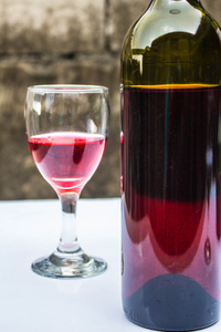 葡萄酒瓶和玻璃