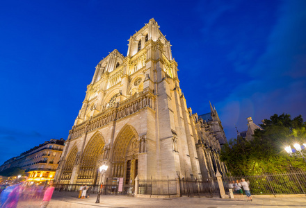 黄昏时分，巴黎圣母院大教堂法国