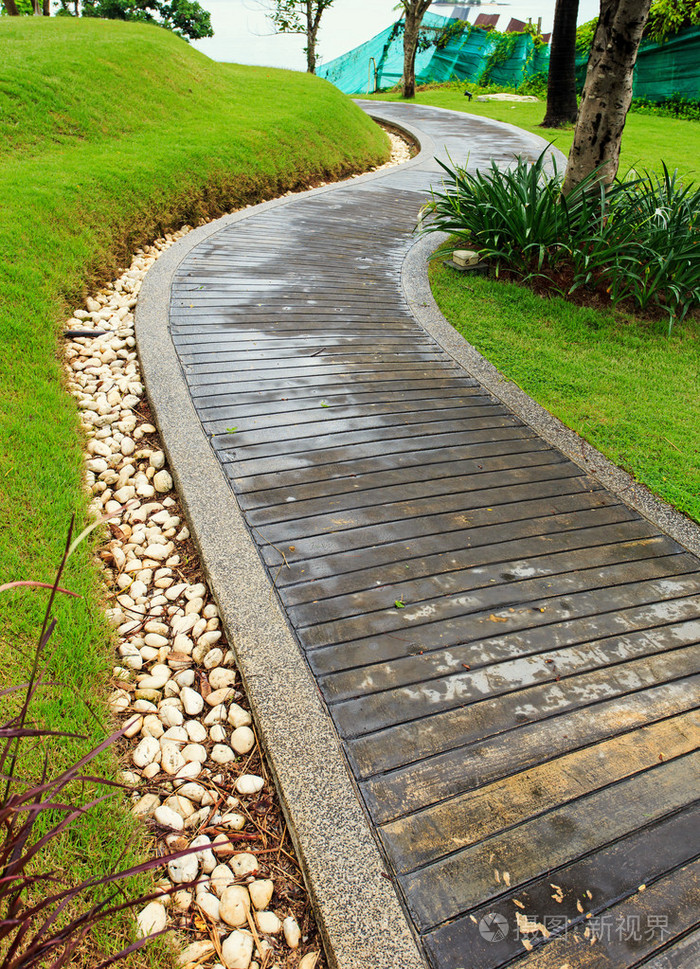 在花园里的石人行道