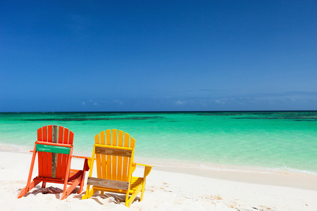 多彩的阿迪朗达克休闲椅在加勒比海滩