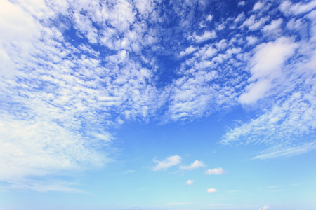 小小的云蓝蓝的天空背景