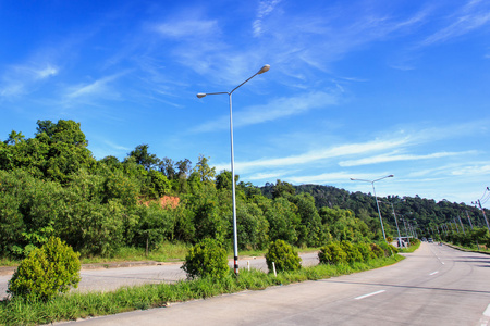 在道路上的路灯杆