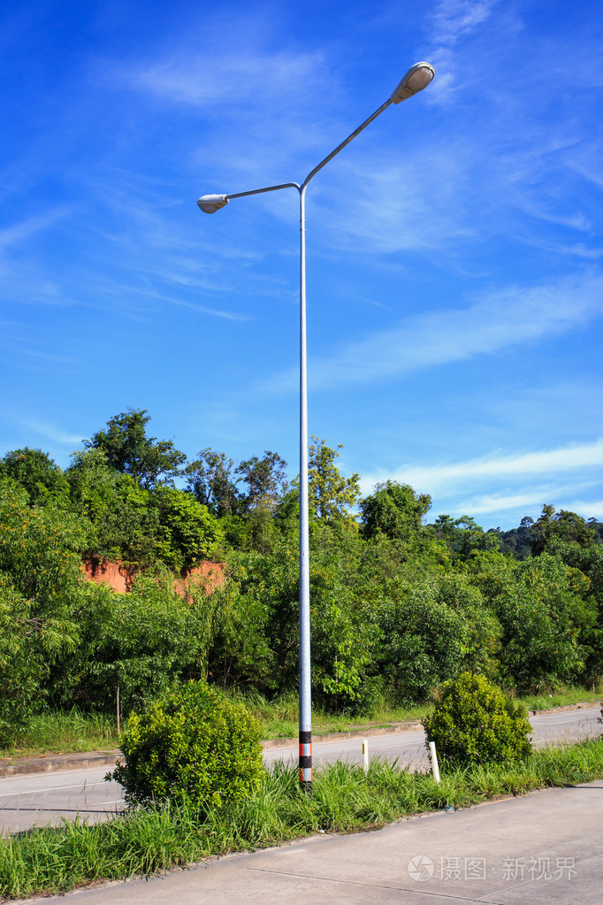 在道路上的路灯杆