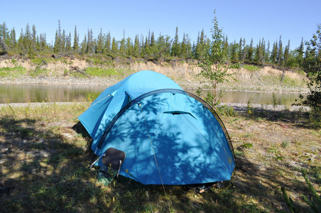 野营帐篷上的一条山涧河流海岸图片
