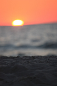 海滩太阳水天气海水波涛汹涌的人天空假日太阳下日落