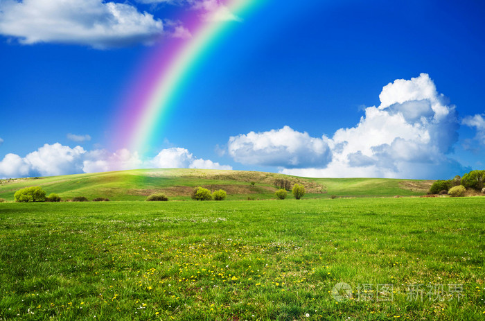 阳光明媚的日子与彩虹背景
