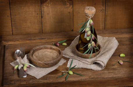 质朴的表设置和橄榄老木制的桌子上
