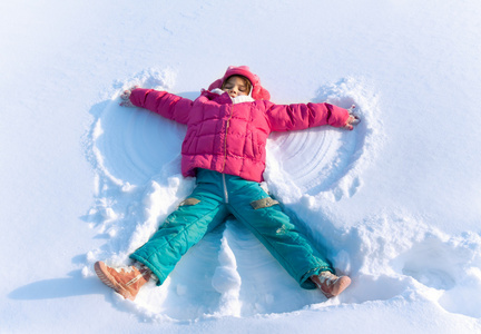 小孩子在雪地里玩