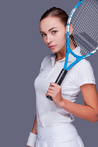 女人拿网球拍