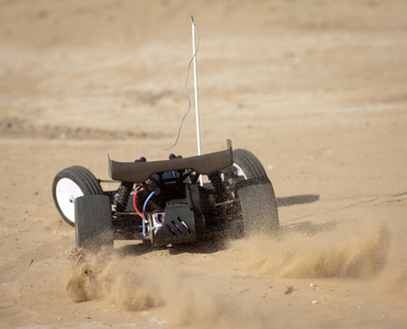 遥控车在沙子上跑步