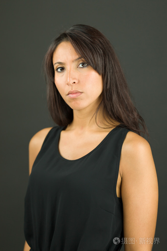 表情严肃的年轻女子肖像