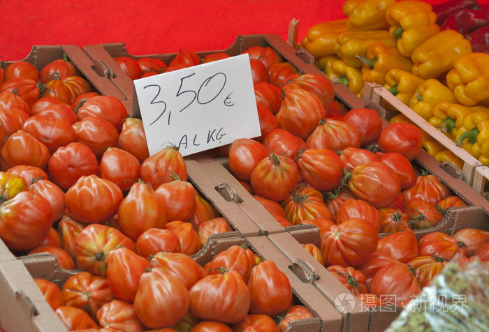 西红柿炒蔬菜市场的价格标签