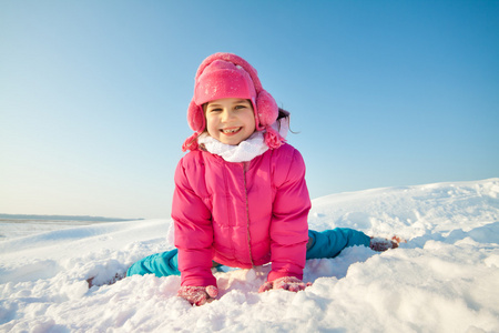 小孩子在雪地里玩