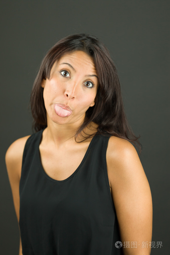 她的舌头伸出来一名年轻女子的画像