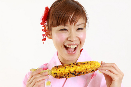 烤玉米的日本女人